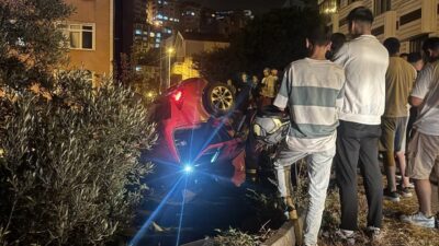 Zonguldak’ta direksiyon hakimiyetini kaybeden sürücünün kullandığı otomobil yol kenarındaki kömürlüğe