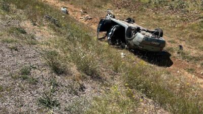 Sivas’ta şarampole uçan otomobildeki 2 kişi yaralandı. Edinilen bilgilere göre