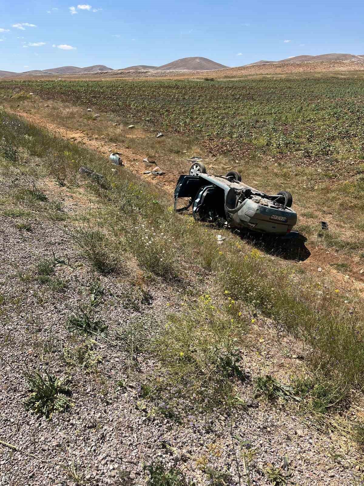 Sivas’ta şarampole uçan otomobildeki 2 kişi yaralandı. Edinilen bilgilere göre