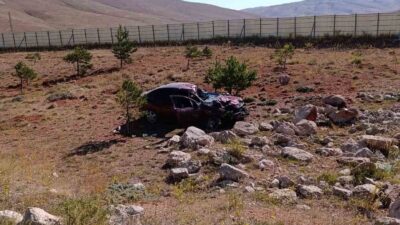 Sivas’ta bir otomobil takla attı, içerisinde bulunan baba ile oğlu