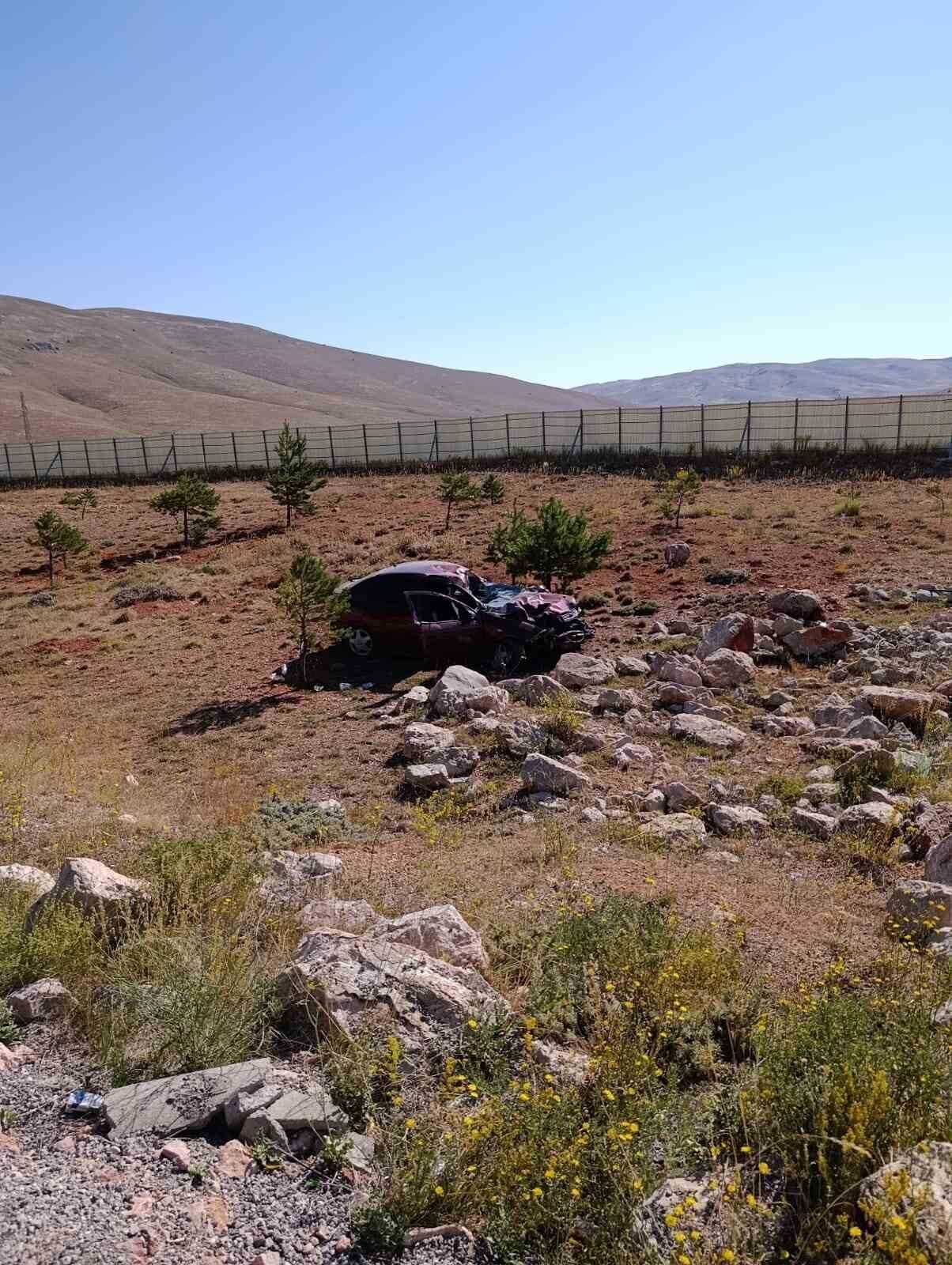 Sivas’ta bir otomobil takla attı, içerisinde bulunan baba ile oğlu