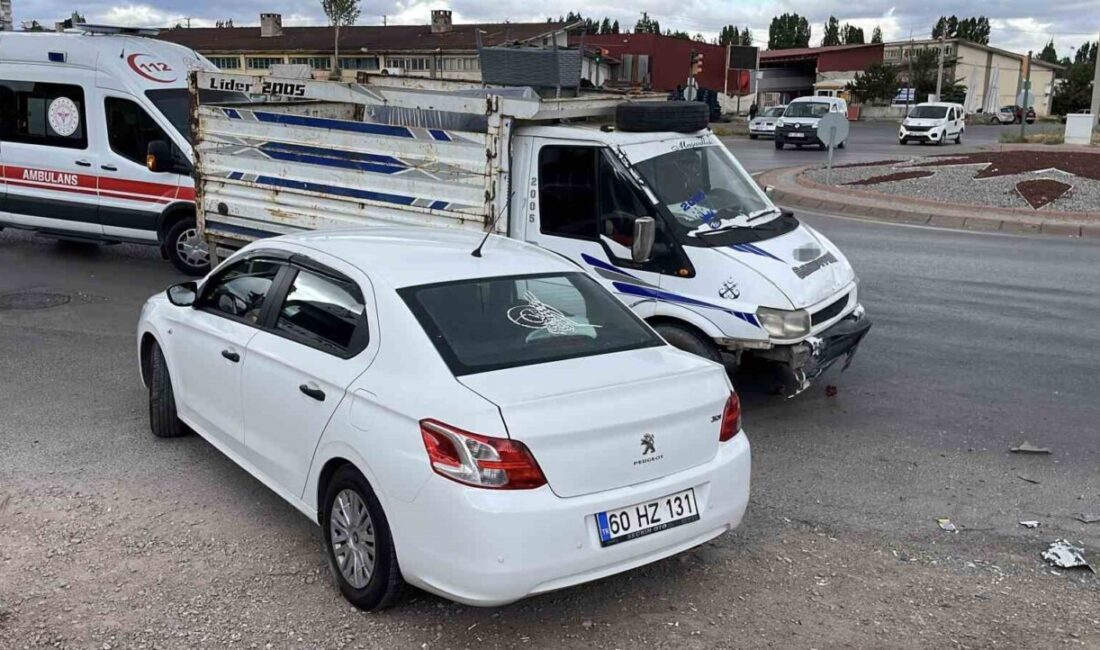 Sivas’ta iki aracın çarpıştığı kazada aynı araçta bulunan 3 kişi