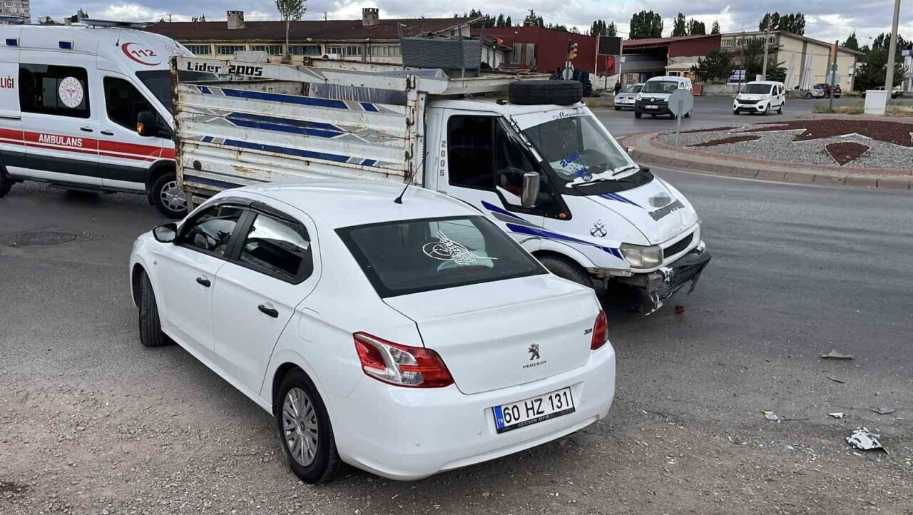 Sivas’ta iki aracın çarpıştığı kazada aynı araçta bulunan 3 kişi