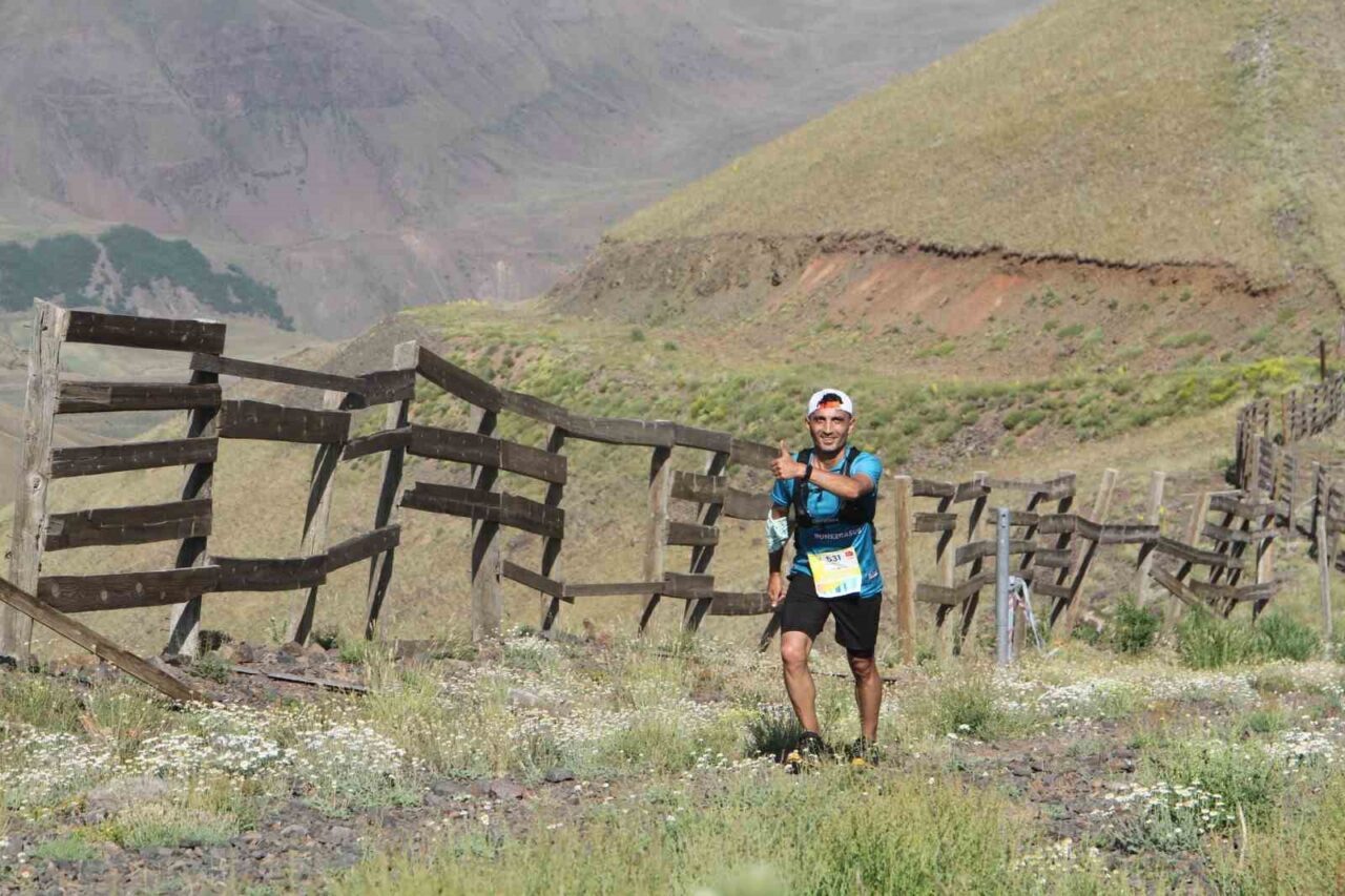 Palandöken Dağı’nda sporcuların katılımıyla düzenlenen “Run to Stars-Yüksek İrtifa Koşusu”