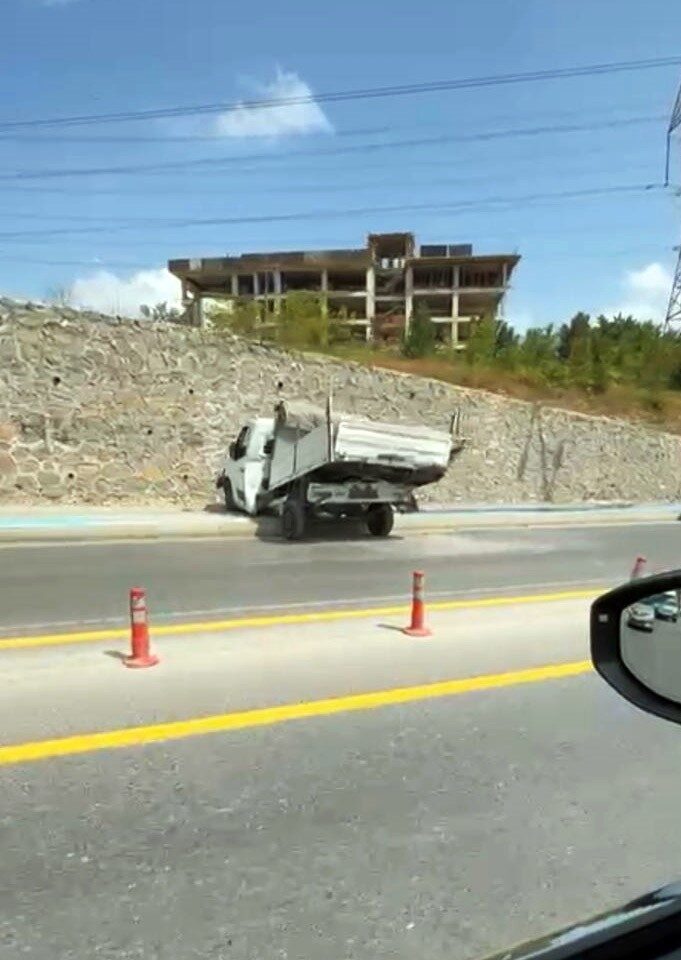 Sakarya’nın Serdivan ilçesinde park halindeki palet yüklü bir kamyonet, metrelerce