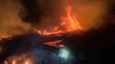 Erzurum’un Pazaryolu ilçesinde meydana gelen yangında 5 ev, 2 ahır