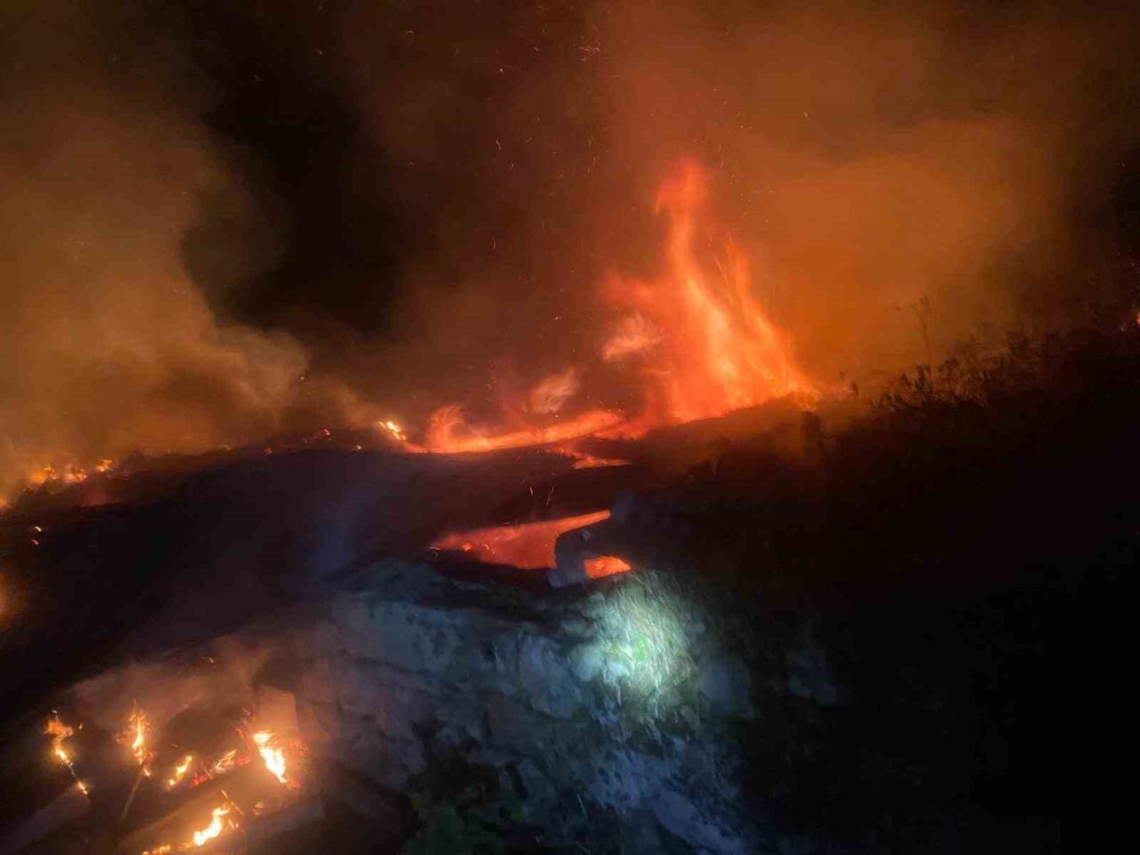 Erzurum’un Pazaryolu ilçesinde meydana gelen yangında 5 ev, 2 ahır