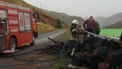 Erzurum’un Pazaryolu ilçesinde meydana gelen odunluk yangını çevreye yayılmadan kontrol