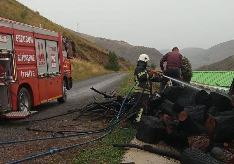 Erzurum’un Pazaryolu ilçesinde meydana gelen odunluk yangını çevreye yayılmadan kontrol