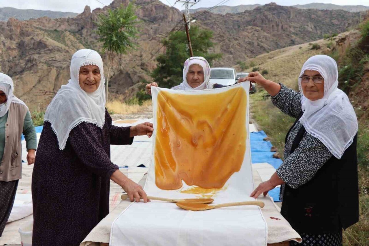 Erzurum’un Olur ilçesi Ormanağzı Mahallesi’nde dut hasadının ardından geleneksel pestil