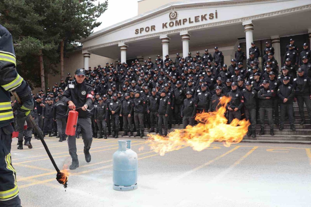 Erzurum’da polis adaylarına yönelik yangına müdahale ve söndürme teknikleriyle ilgili