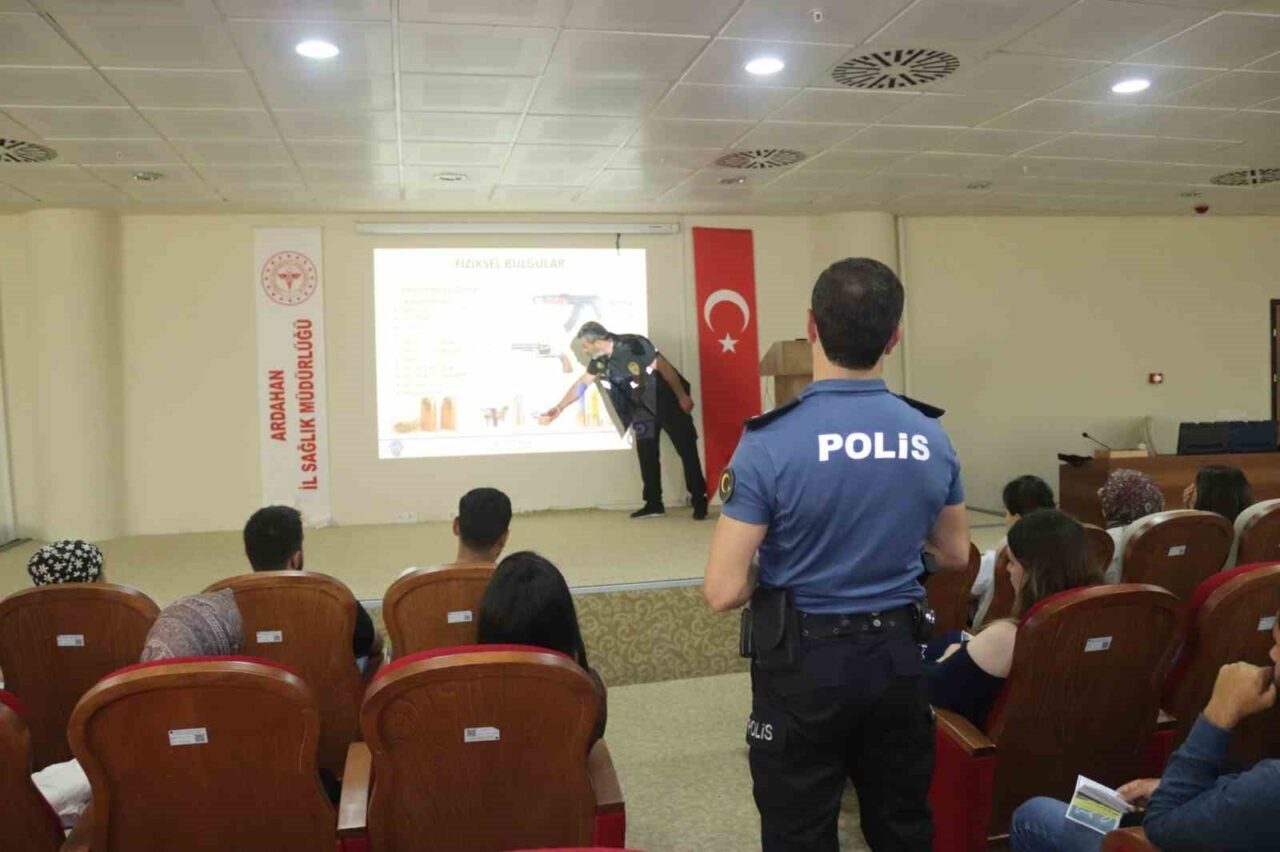 Ardahan’da, polis tarafından acil sağlık hizmetleri personellerine ‘Adli Vakalarda Maddi