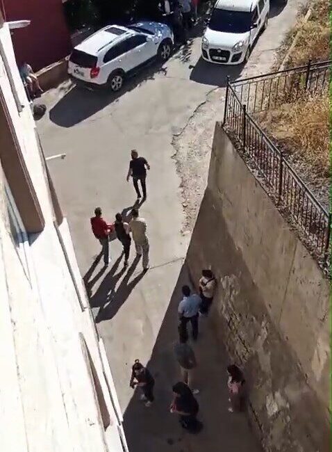 Zonguldak’ın Alaplı ilçesinde polisten kaçan bir şahıs, girdiği apartmanın bacasına