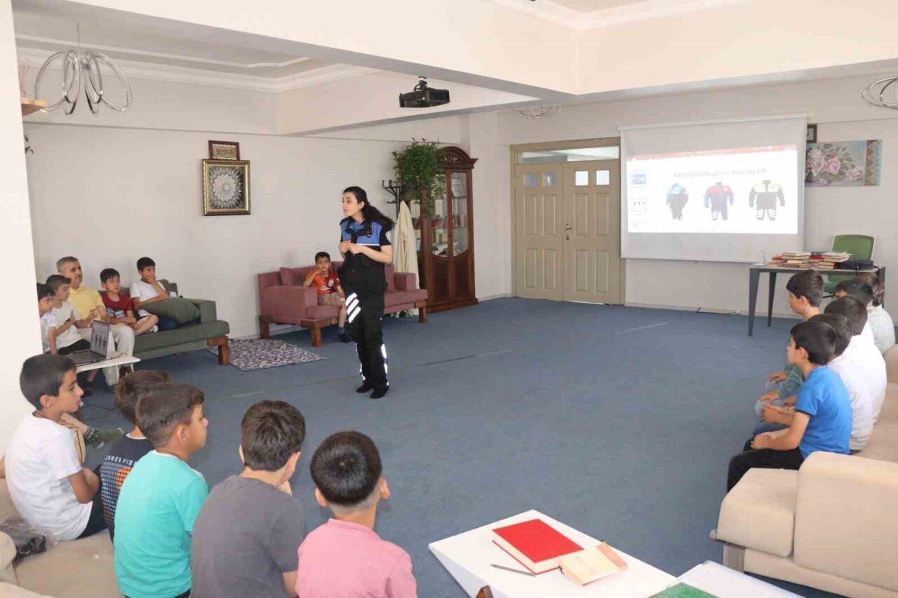 Erzurum’da polis, çocuklara yönelik temel güvenlik kuralları ve bilinçli internet