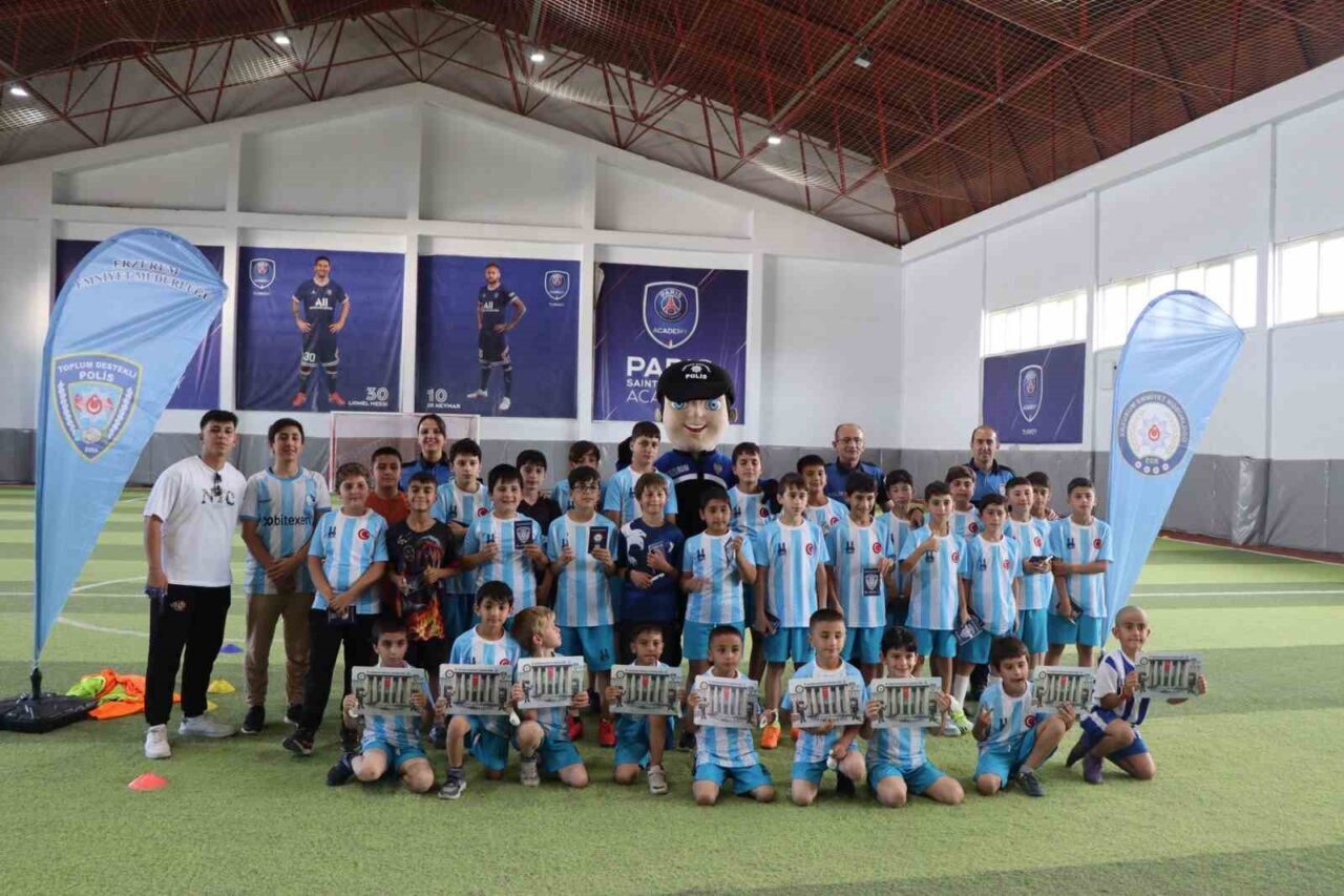 Erzurum’da polis ekipleri, çocuklara yönelik özellikle bilinçli internet kullanımı noktasında