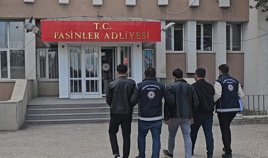 Polisten düzensiz göçmenlere operasyon Erzurum’da polis ekipleri düzensiz göçmenlere yönelik çalışmalarını kesintisiz sürüyor. Erzurum