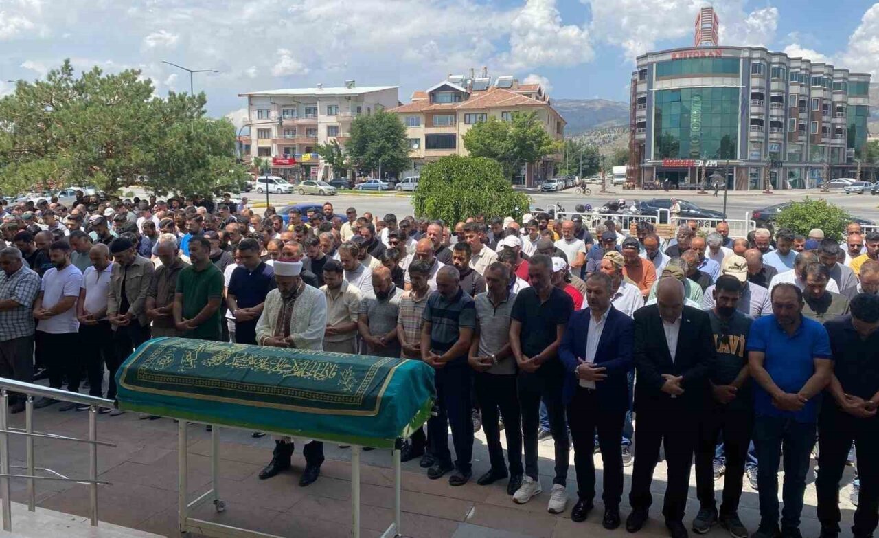 Pülümür Çayı’nda akıntıya kapılarak hayatını kaybeden Özkan İlçi, Erzincan’da düzenlenen