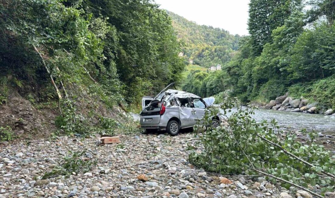 Rize’de sürücüsünün direksiyon hakimiyetini kaybettiği hafif ticari araç 15 metreden