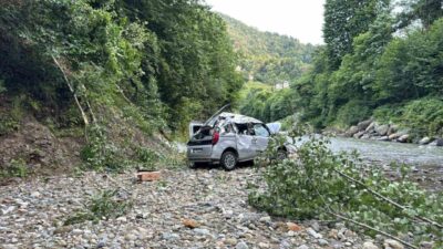 Rize’de sürücüsünün direksiyon hakimiyetini kaybettiği hafif ticari araç 15 metreden