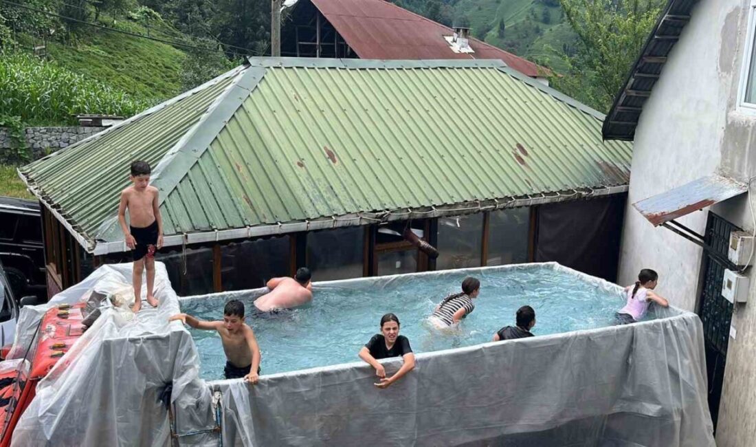 Rize’de çocukların sıcaktan bunaldığını gören mahalle sakini, kamyonun kasasını su