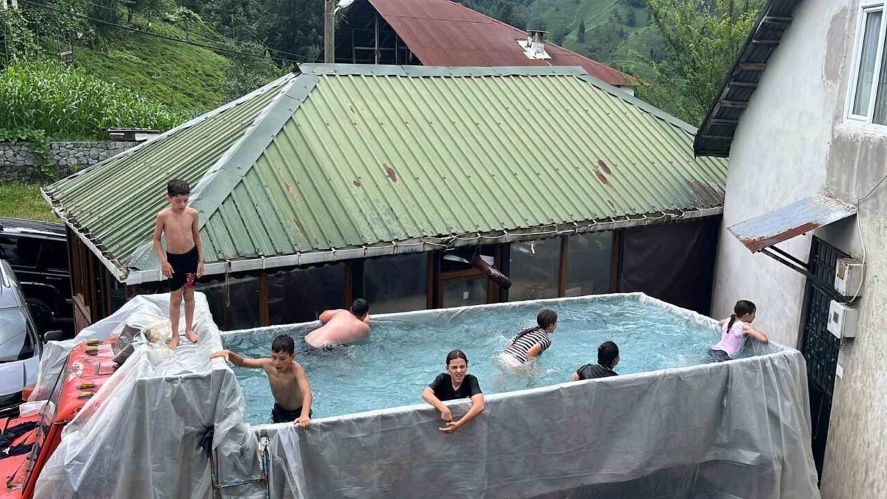 Rize’de çocukların sıcaktan bunaldığını gören mahalle sakini, kamyonun kasasını su