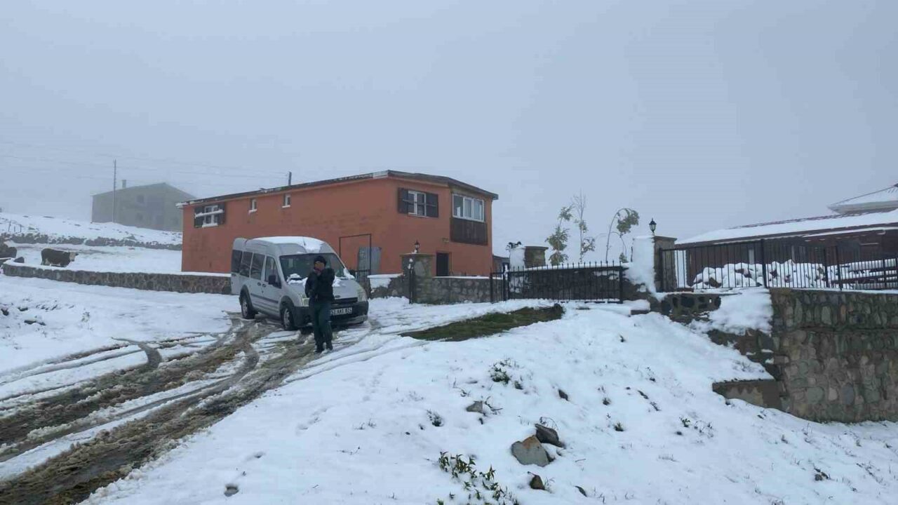 Rize’nin yüksek kesimlerinde yaşayan yaylacılar yaz mevsiminin ortasında güne kar