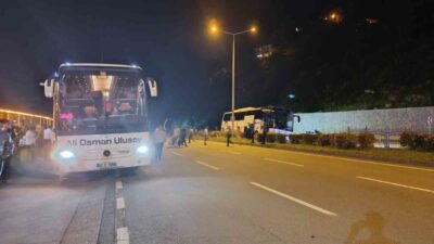 Rize’de kontrolünü kaybederek refüje çıkan şehirlerarası yolcu otobüsü, bariyerleri altına
