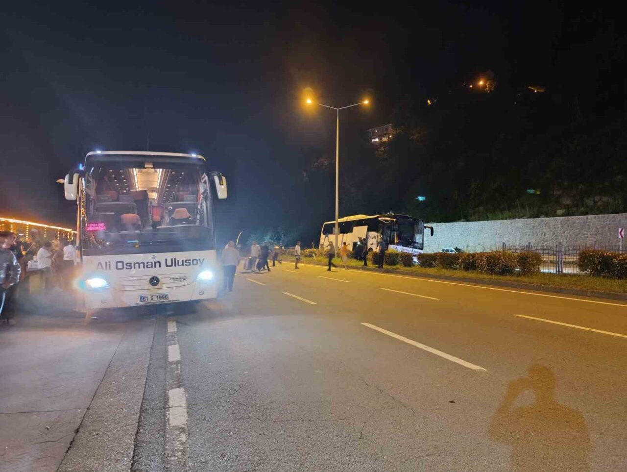 Rize’de kontrolünü kaybederek refüje çıkan şehirlerarası yolcu otobüsü, bariyerleri altına