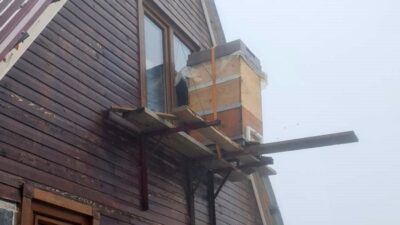 Rizeli arıcı Mustafa Memoğlu, kovanlarını çatıya çıkartarak ayılardan korumayı başardı.