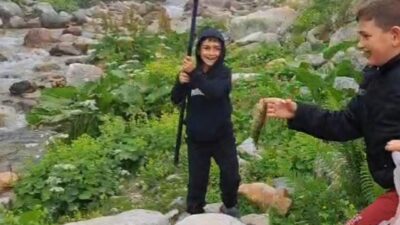 Rize’de derede balık tutan miniklerin balık tuttuktan sonra sevinmesi herkesi