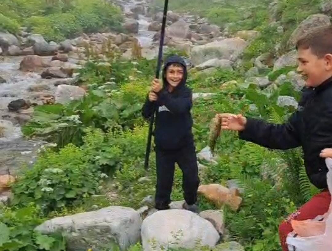 Rize’de derede balık tutan miniklerin balık tuttuktan sonra sevinmesi herkesi