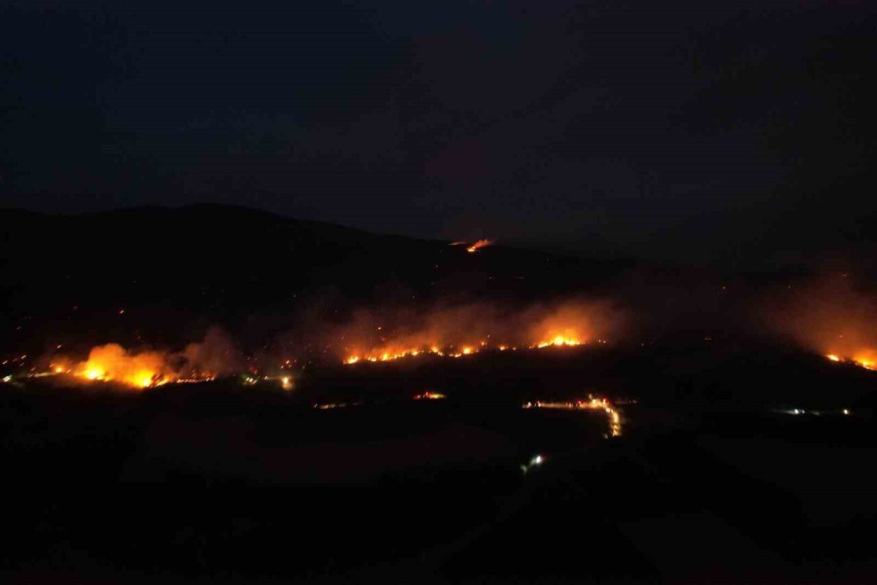 Sakarya-Bilecik sınırında kısmen kontrol altına alınan orman yangınında, akşam saatlerinde