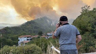 Sakarya’nın Geyve ilçesinde çıkan orman yangınına müdahale sürerken, alevlerin yaklaştığı