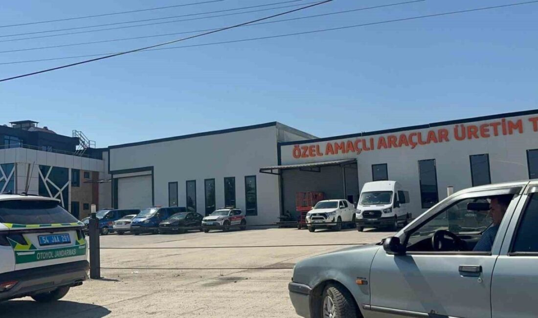 Sakarya’nın Kocaali ilçesinde satışını yaptıkları araçları, sahiplerine teslim etmedikleri iddia