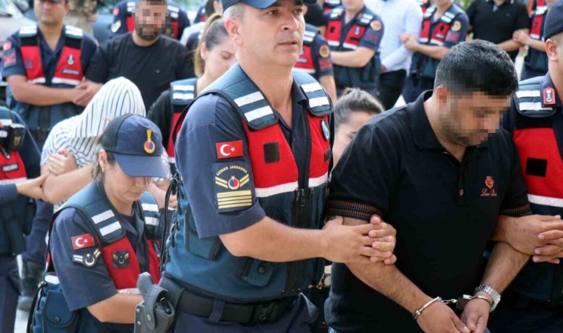 Sakarya’nın Kocaali ilçesinde, sattıkları araçları teslim etmeyerek çok sayıda kişiyi