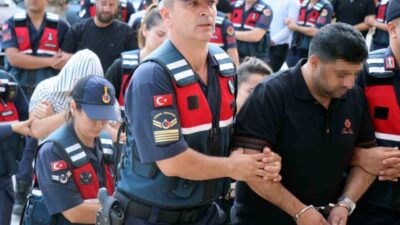 Sakarya’nın Kocaali ilçesinde, sattıkları araçları teslim etmeyerek çok sayıda kişiyi