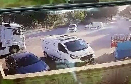 Sakarya’nın Hendek ilçesinde düğün konvoyunda ana cadde üzerinde yolu keserek