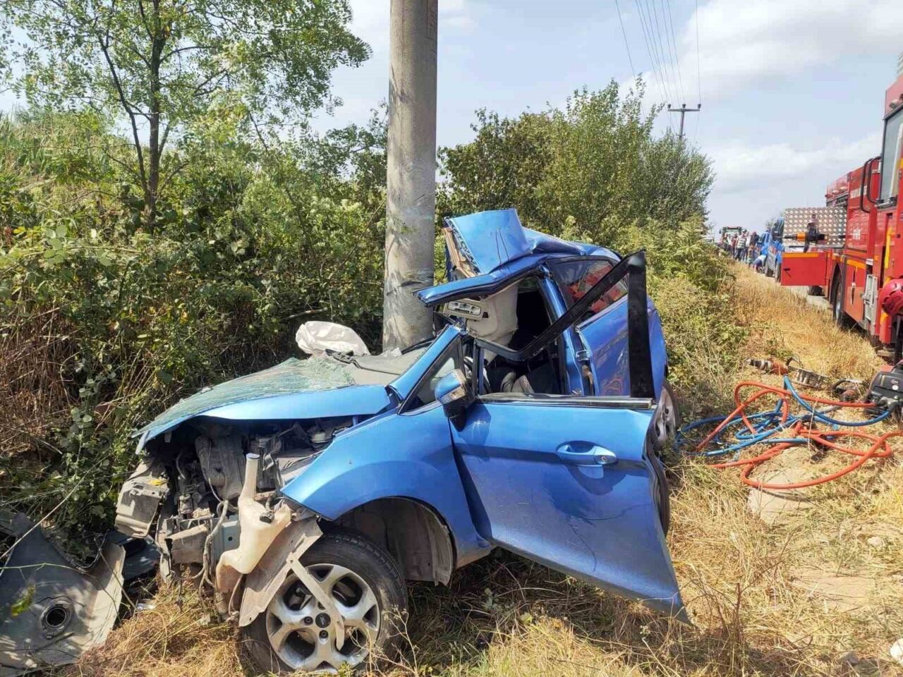 Sakarya’nın Söğütlü ilçesinde 14 yaşındaki çocuğun kullandığı otomobil beton direğe