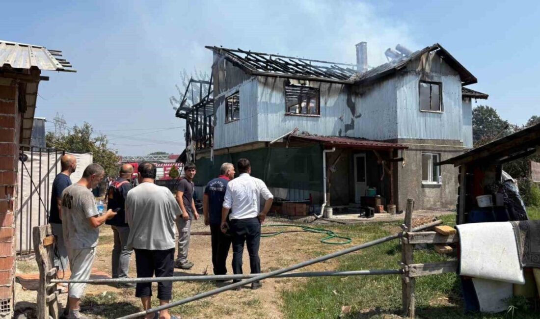 Sakarya’nın Hendek ilçesinde iki katlı evin üst katı alev topuna