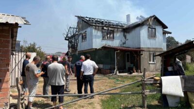 Sakarya’nın Hendek ilçesinde iki katlı evin üst katı alev topuna