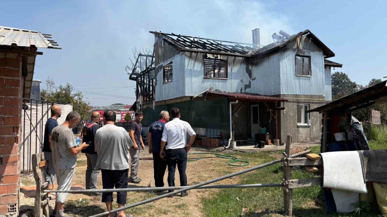 Sakarya’nın Hendek ilçesinde iki katlı evin üst katı alev topuna