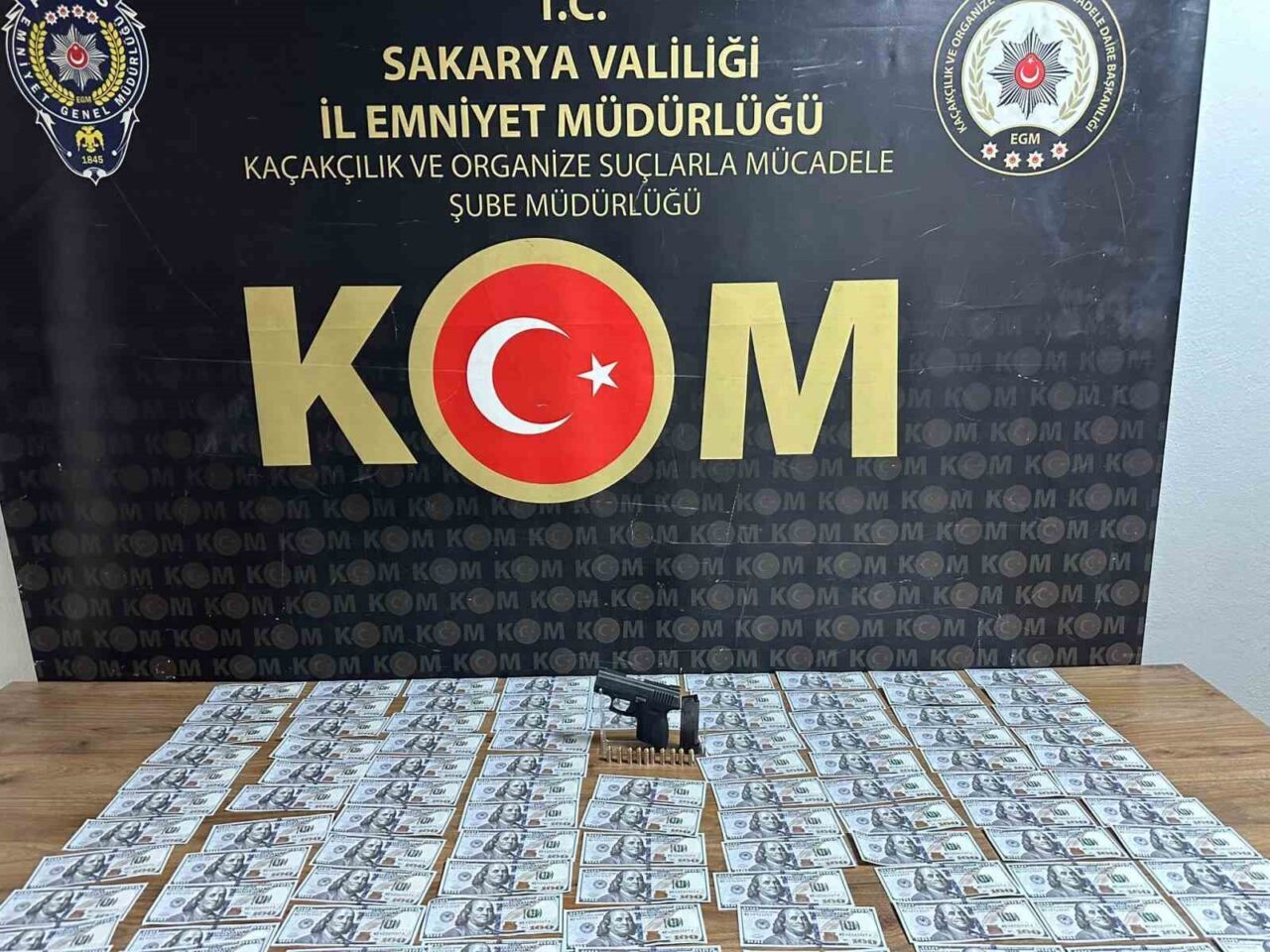 Sakarya’da polis ekiplerince düzenlenen operasyonda, 14 bin 100 sahte dolar