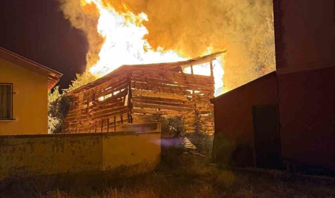 Kastamonu’nun Devrekani ilçesinde alevlere teslim olan samanlık küle döndü. Yangının
