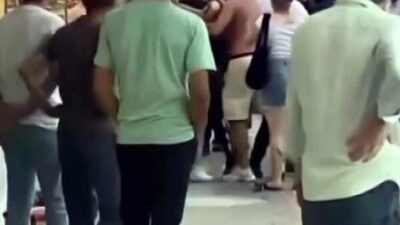 Sakarya’nın Adapazarı ilçesinde kalabalık iki grup arasında çıkan kavga cep