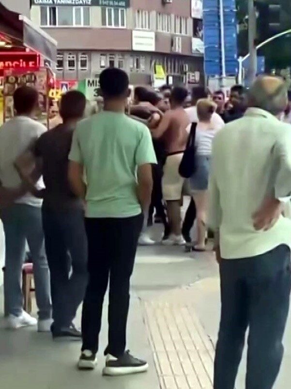 Sakarya’nın Adapazarı ilçesinde kalabalık iki grup arasında çıkan kavga cep