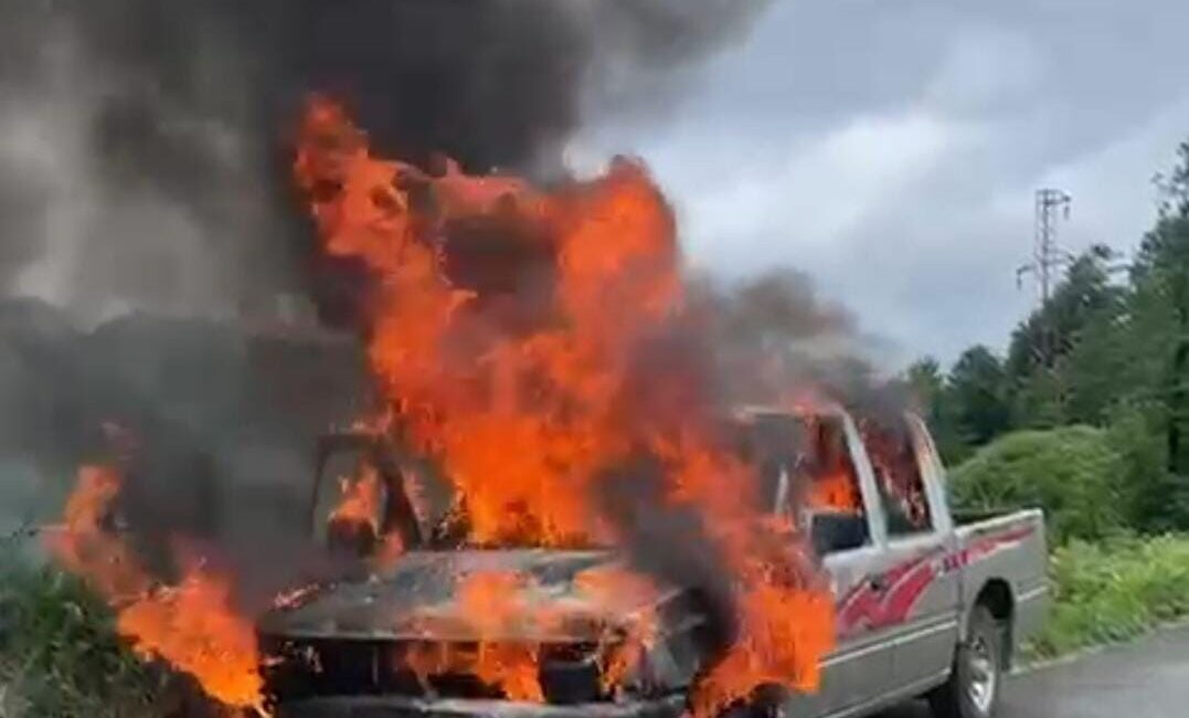 Rize’de seyir halindeyken alev alan kamyonetin sürücüsü, kendisini araçtan dışarıya