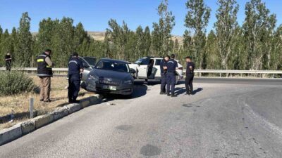 Sivas’ta meydana gelen trafik kazasında aynı istikamette gitmekte olan araca