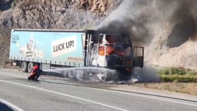 Artvin-Borçka karayolunda seyir halindeyken alev alan tır, itfaiye ekiplerinin müdahalesiyle