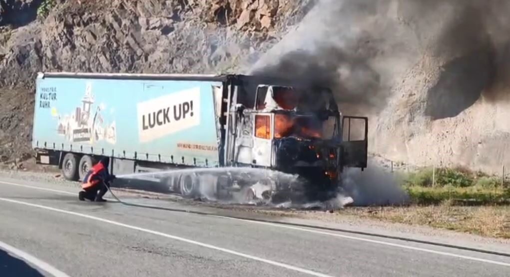 Artvin-Borçka karayolunda seyir halindeyken alev alan tır, itfaiye ekiplerinin müdahalesiyle