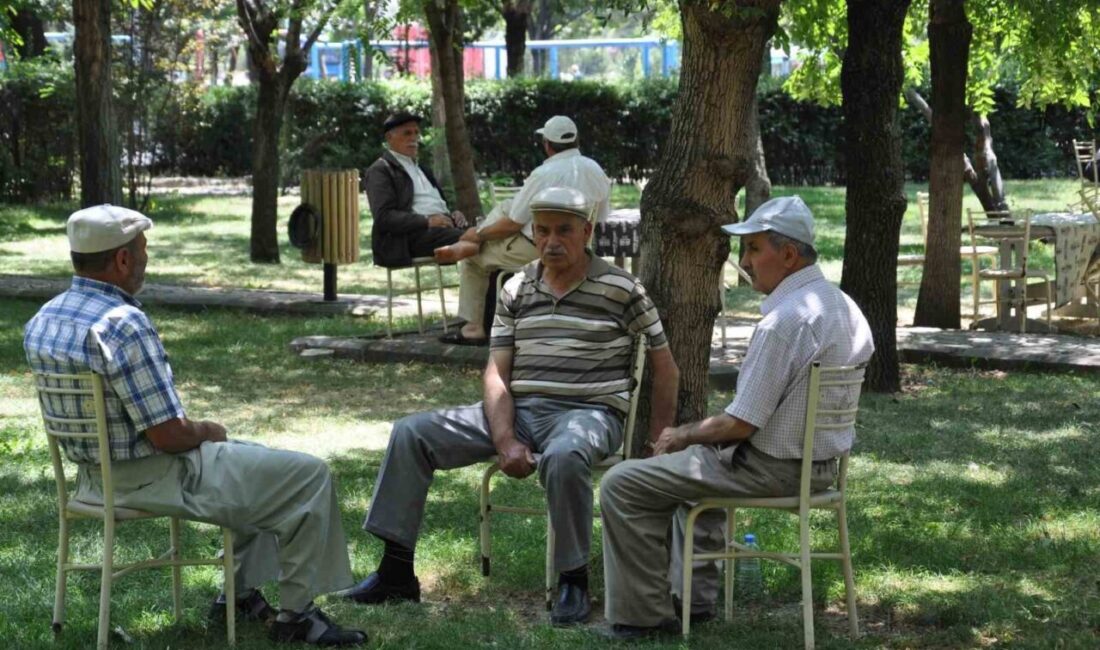 Sıcak havalarda susuzluk hissi olmasa bile her gün en az 2-2,5 litre sıvı tüketilmeli Uzmanlar aşırıcı sıcaklara karşı vatandaşları uyararak, sıcak havalarda susuzluk hissi